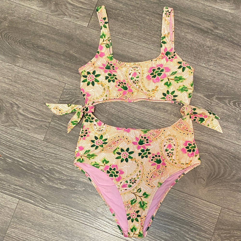 Aerie women Floral Cutout front and back Swimsuit size medium
